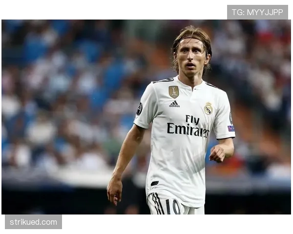 克罗斯与莫德里奇在控球分布下出现路径分化趋势