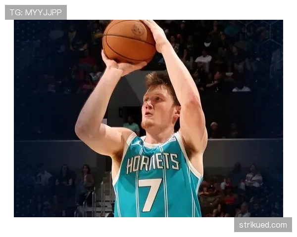 利拉德休赛期还在凌晨四点练投篮，邻居说他家灯比路灯还准时