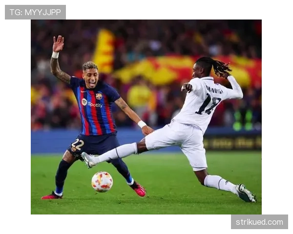 卡马文加客串左后卫的战术适配性与实战价值分析